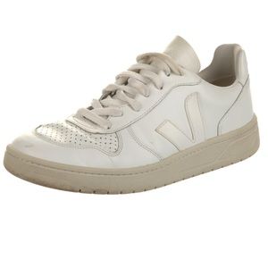 Authenticated VEJA V-10 White Leather Low Top Lace Up Sneakers